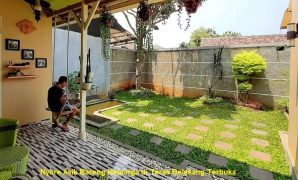 Nyore Asik Bareng Keluarga di Teras Belakang Terbuka