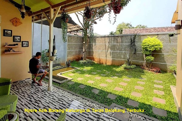 Nyore Asik Bareng Keluarga di Teras Belakang Terbuka